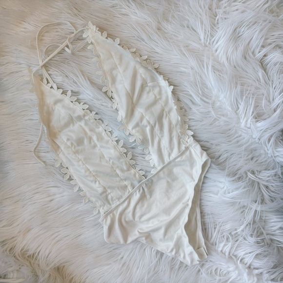 Fashion Nova white floral applique bodysuit, size S - Picture 2 of 2